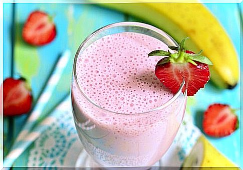 Milk, strawberries and honey for dinners