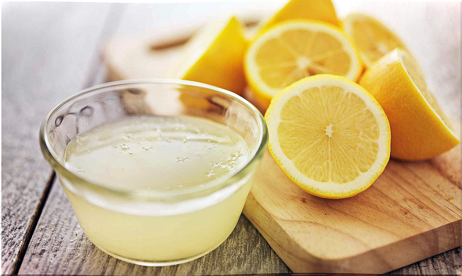 Lemon juice and sliced ​​lemons