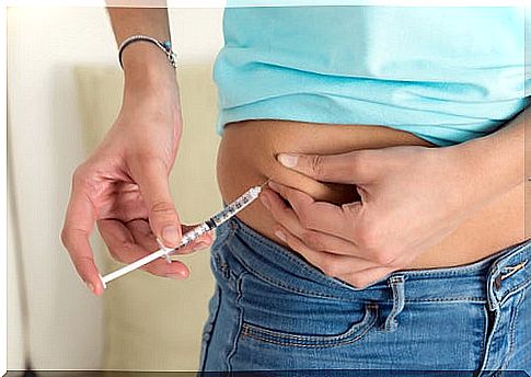 Woman injects insulin to treat her type 1 diabetes