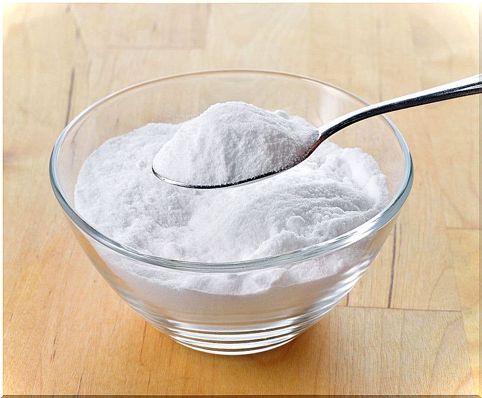 Sodium bicarbonate can help us to alleviate bleeding gums.