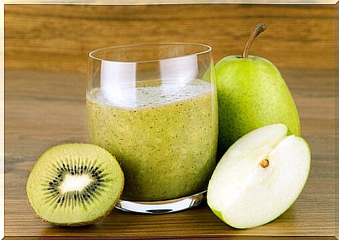 Pear and kiwi smoothie for bloating