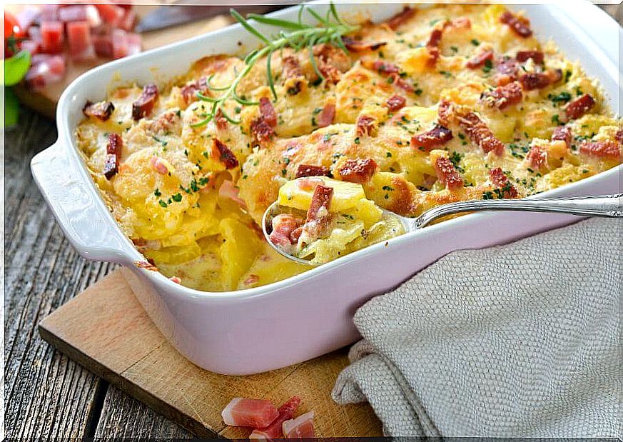 Potatoes au gratin with bacon