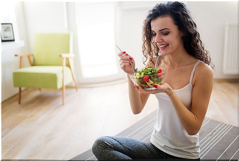 Woman eating a salad as part of an anti-inflammatory diet