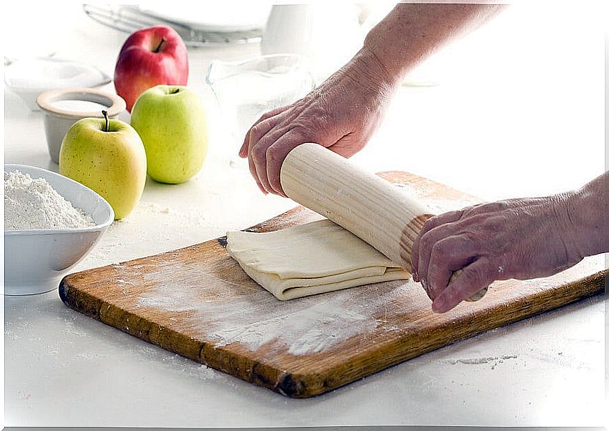 Preparation of an apple dessert.