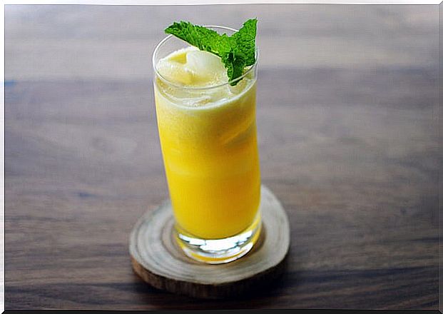 Smoothie with apple, pineapple, mint and lemon to relax2