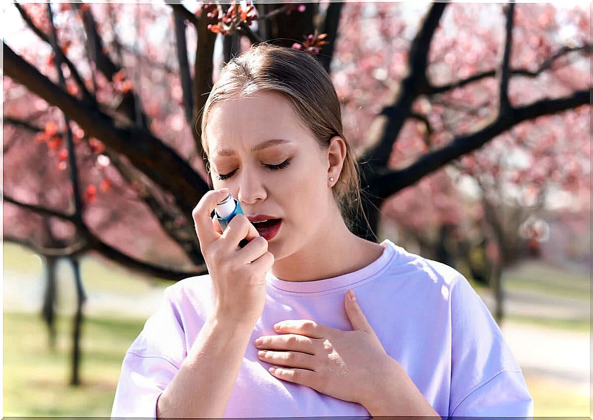 Asthma in a woman outdoors.