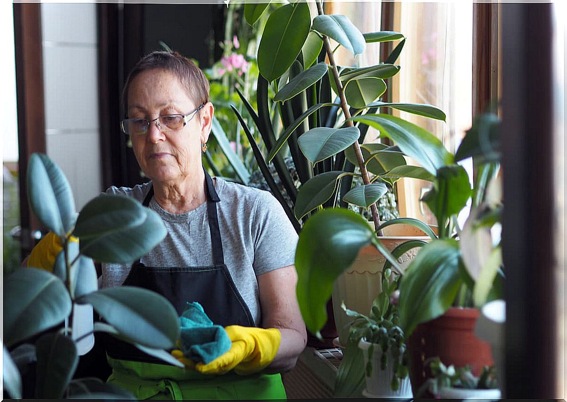 Older woman carries out personal projects after separating.