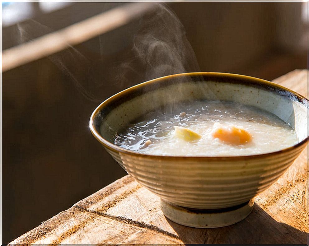 A bowl of broth like the one in the picture is an ideal way to eat rice