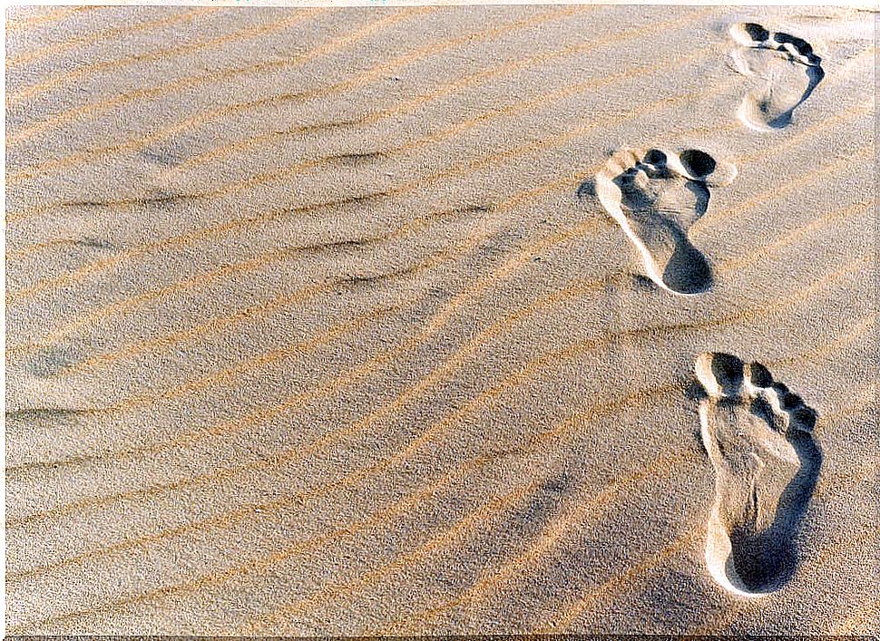 footprints-in-the-sand