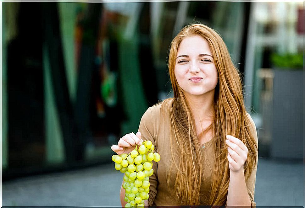 Benefits of eating grapes.